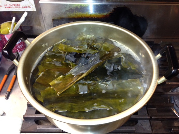 北海道　昆布湯　　煮ていますグツグツ