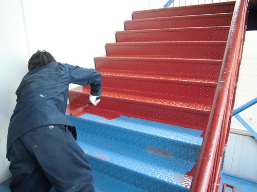 ベルセル非常階段塗装その2～青色は赤錆色へ～